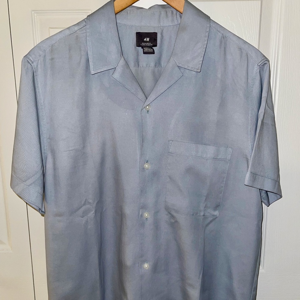 H&M Men's Blue Relaxed Fit - 40% Cotton & 60% Lyocell - Resort Shirt - Medium
